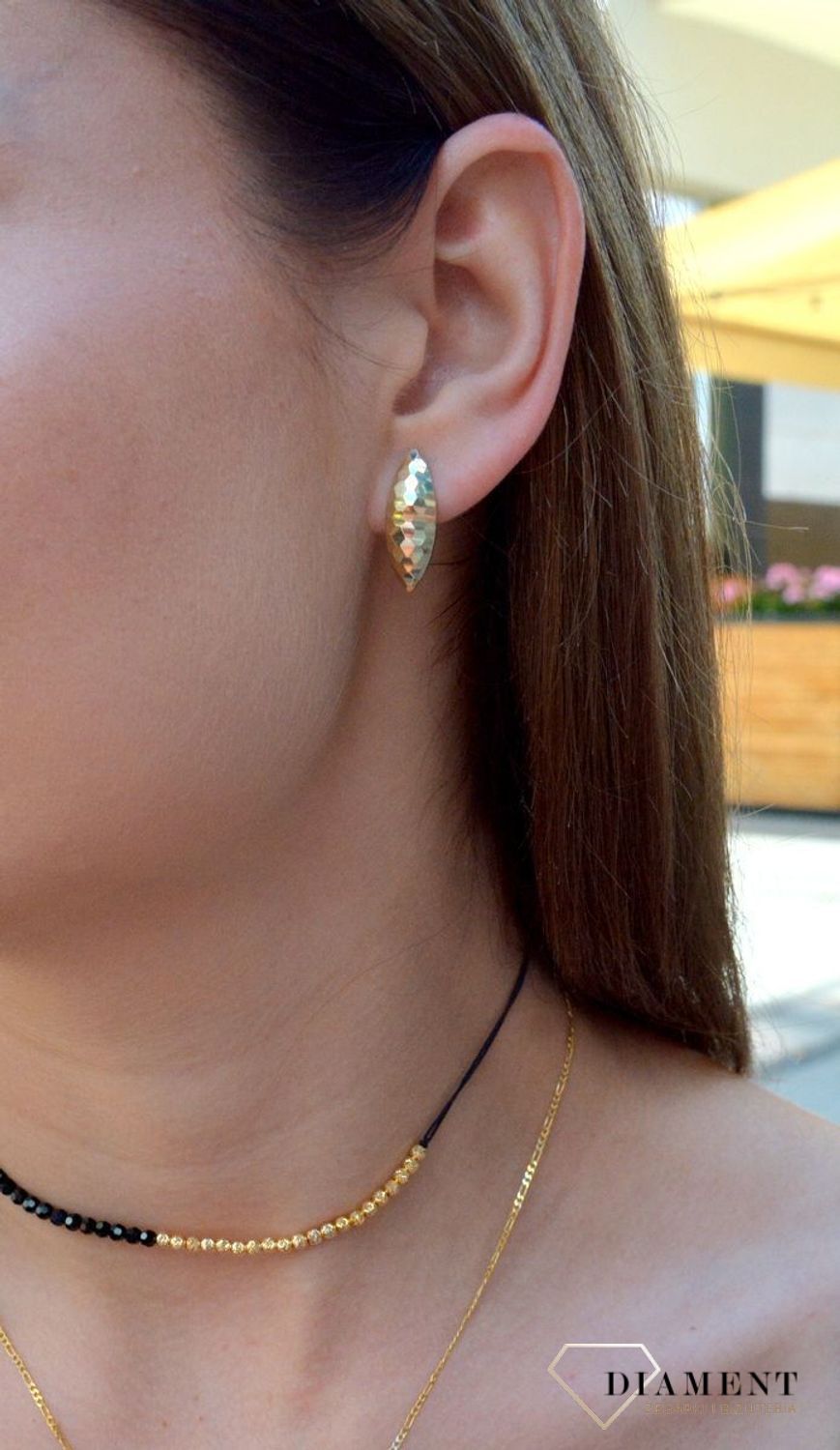 Złote kolczyki grawerowane blaszki KL 6204 333. Złote kolczyki wykonane z dbałością o każdy szczegół i detal. Kolczyki zachowane w prostej formie, grawerowanej blaszki. Elegancka biżuteria posiada wygodne z.jpg